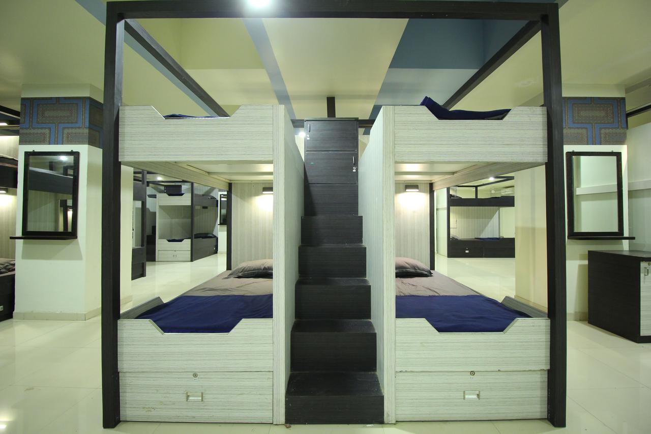 Jackpot Room In & Out Dormitory Ahmedabad Extérieur photo