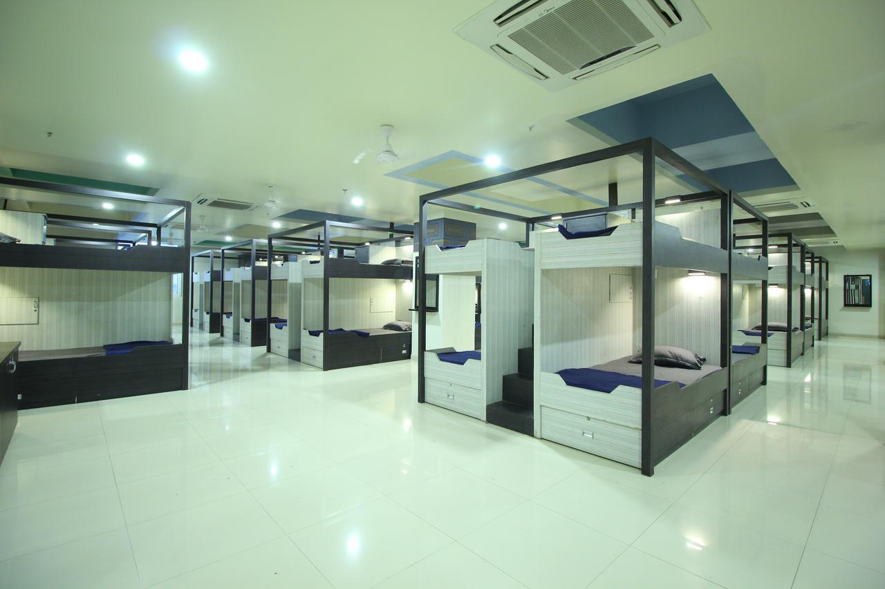 Jackpot Room In & Out Dormitory Ahmedabad Extérieur photo