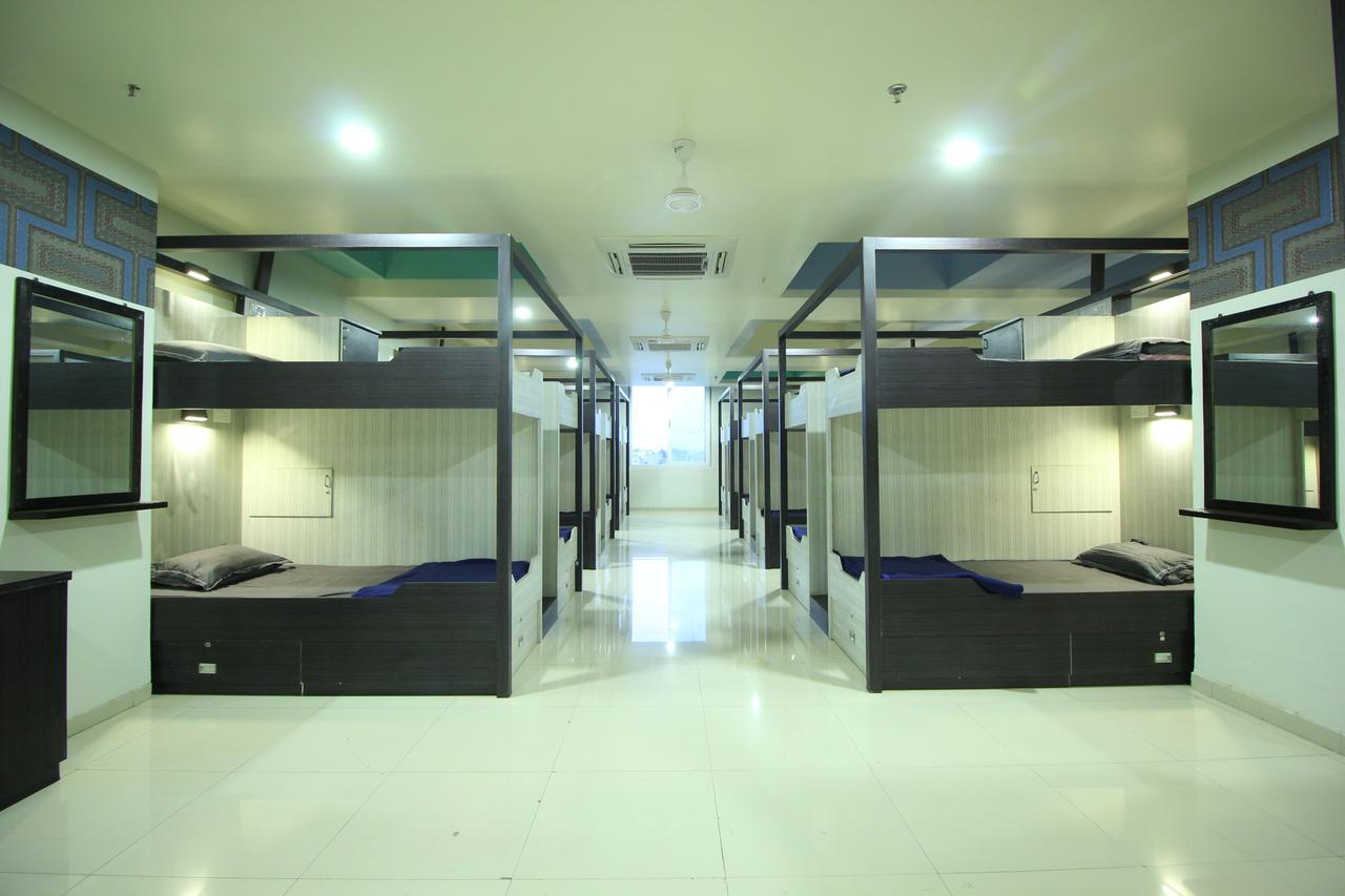 Jackpot Room In & Out Dormitory Ahmedabad Extérieur photo